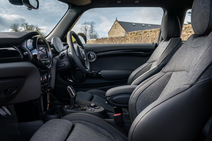 Интерьер Mini Cooper SE Level 2 (F56) 2020 года  (UK) (фото 10 из 34)